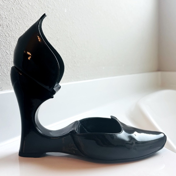 Louis Vuitton Patent Leather Heels 
From Automme - Hiver 2007 Runway Collection - Picture 1 of 16